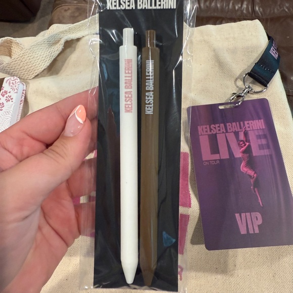 Kelsea Ballerini Pen Set with VIP Card - Picture 3 of 4
